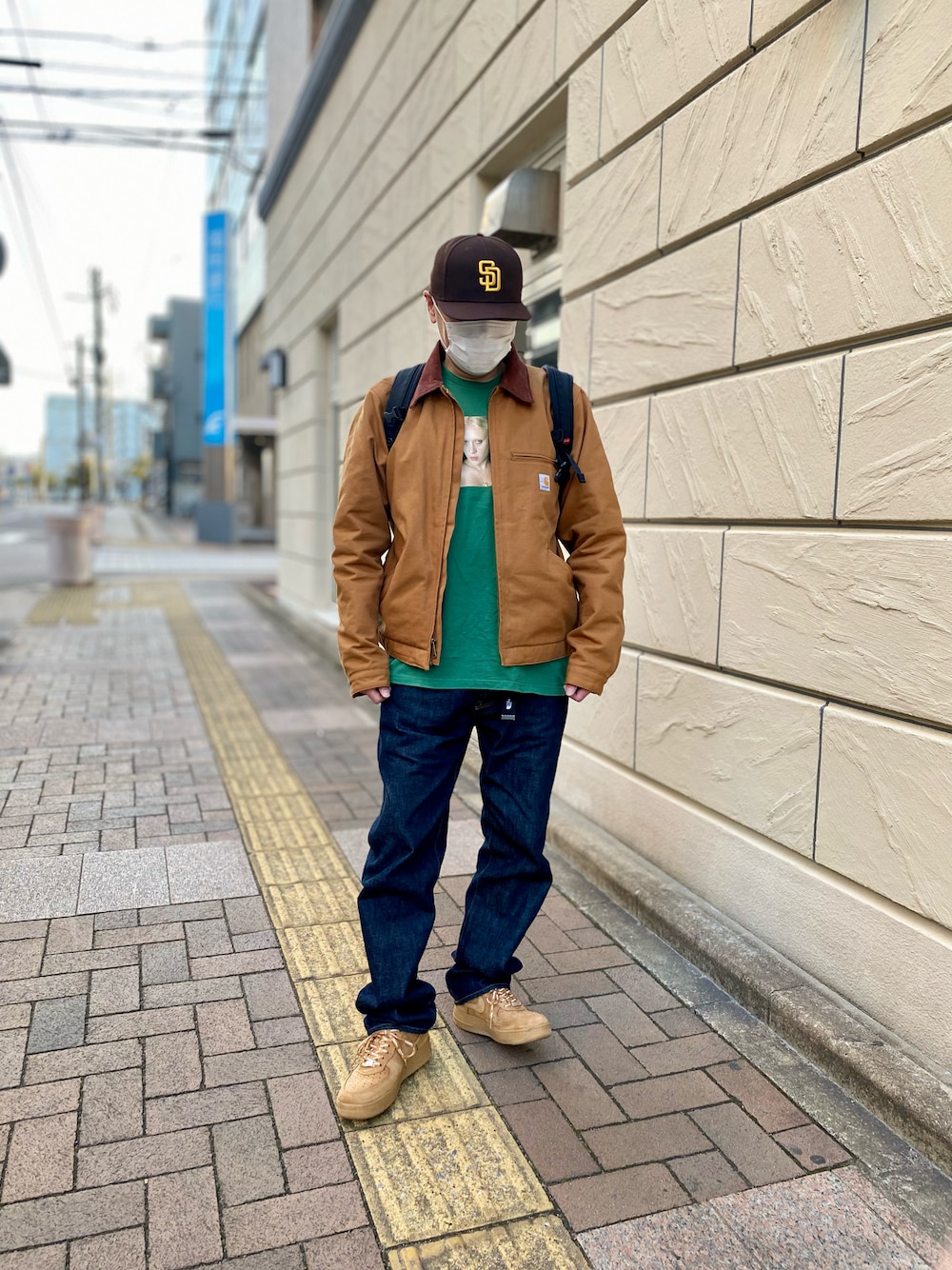 「スニーカー、スニーカーコーデ、デニム、デニムパンツ、Tシャツ、キャップ、supreme、シュプリーム、ストリート、ストリートコーデ、シンプル、シンプルコーデ、カジュアル、カジュアルコーデ、carhartt」｜「NEW ERAの59FIFTY MLBオンフィールド サンディエゴ・パドレス ゲーム（キャップ、ブラウン系）」を使った、skbさん（メンズ・175cm）の冬コーディネートの1枚目の写真