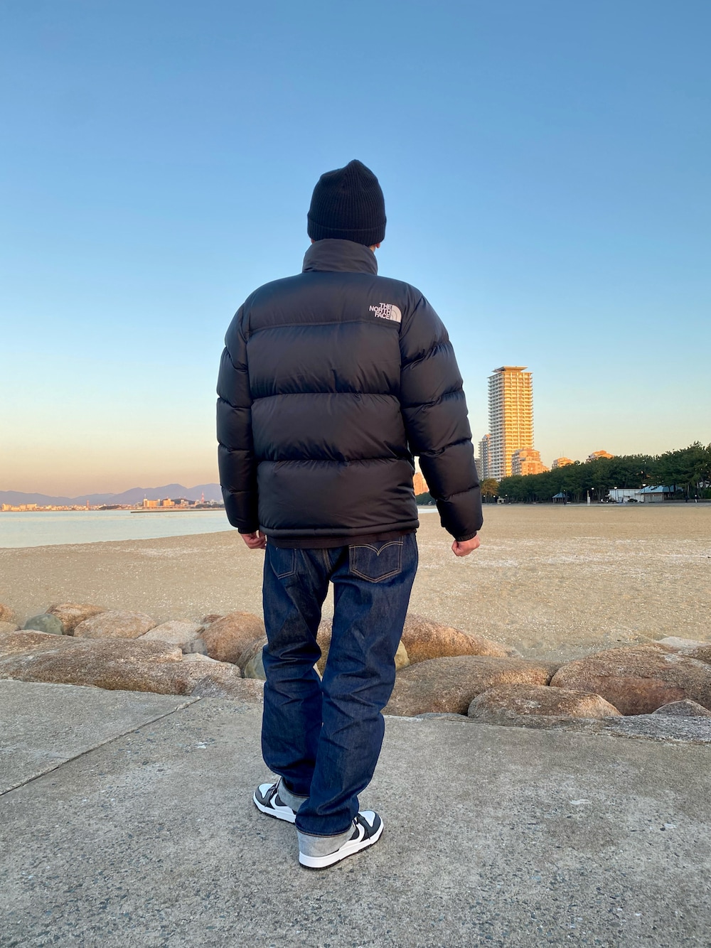 「スニーカー、スニーカーコーデ、デニム、デニムパンツ、ダウンジャケット、ビーニー、supreme、シュプリーム、ストリート、ストリートコーデ、カジュアル、カジュアルコーデ、シンプル、シンプルコーデ、オトナカジュアル」｜「Supreme の21FW Loose Gauge Beanie（ニットキャップ/ビーニー、ブラック系）」を使った、skbさん（メンズ・175cm）の冬コーディネートの1枚目の写真
