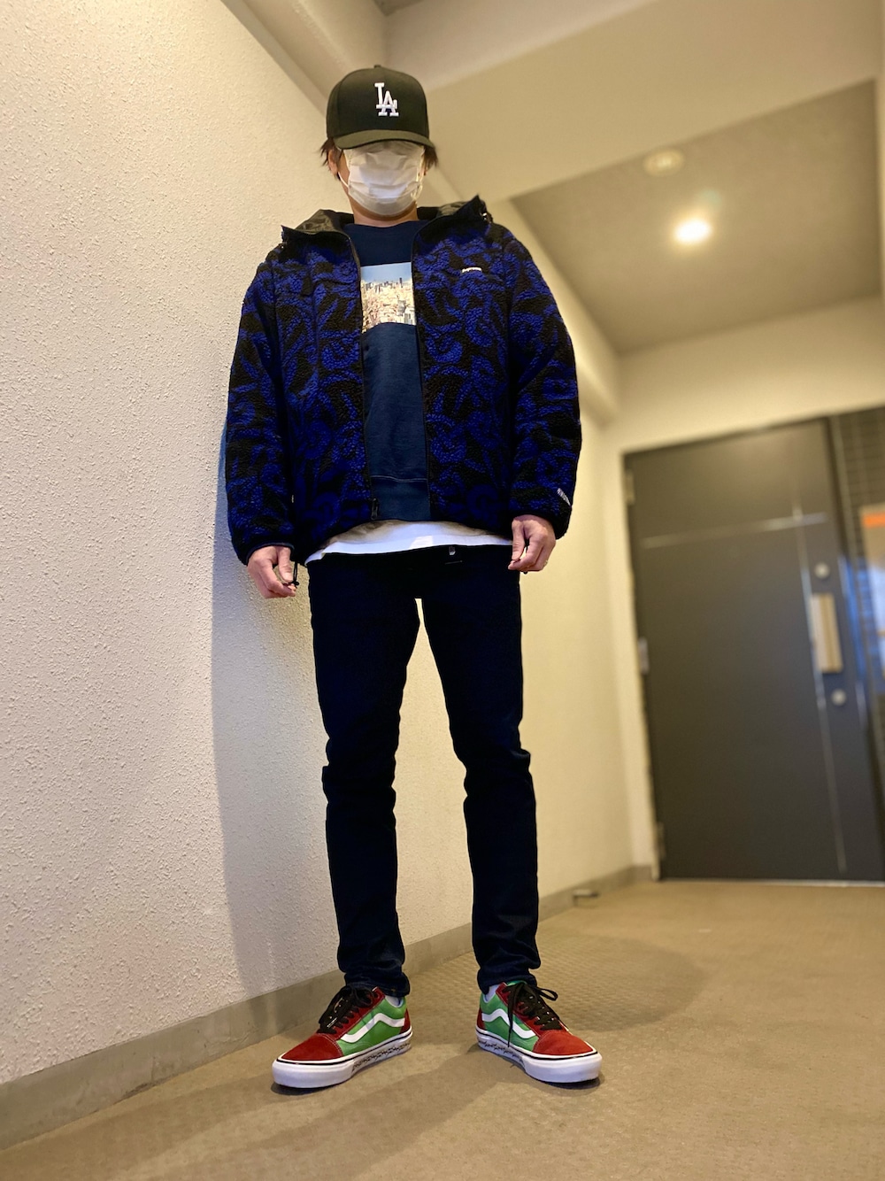 「スニーカー、デニム、クルーネック、トレーナー、パーカー、キャップ、supreme、シュプリーム、ストリート、休日スタイル、シンプル、ストリートコーデ、ボアジャケット、冬、ボア」｜「NEW ERAの59fifty（キャップ、ブラック系）」を使った、skbさん（メンズ・175cm）の冬コーディネートの1枚目の写真