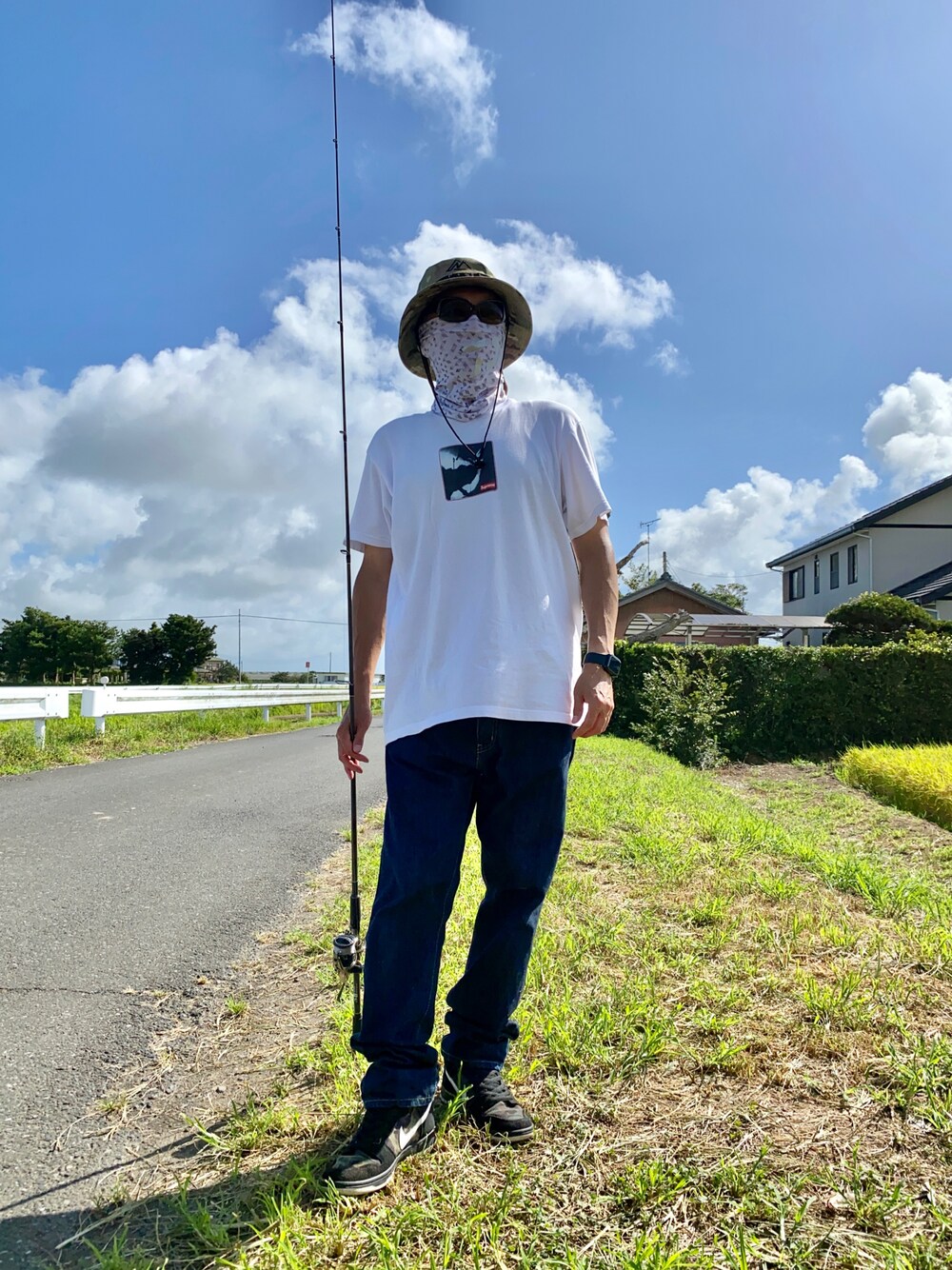 「バスフィッシングスタイル、スニーカー、スニーカーコーデ、デニム、デニムパンツ、Tシャツ、ハット、シュプリーム、supreme、ストリート、ストリートコーデ、シンプル、シンプルコーデ、カジュアル、カジュアルコーデ」｜「NEW ERAのアドベンチャー CORDURA MULTICAM Mountain Initial Logo ベルクロワッペン（ハット、グリーン系）」を使った、skbさん（メンズ・175cm）の夏コーディネートの1枚目の写真