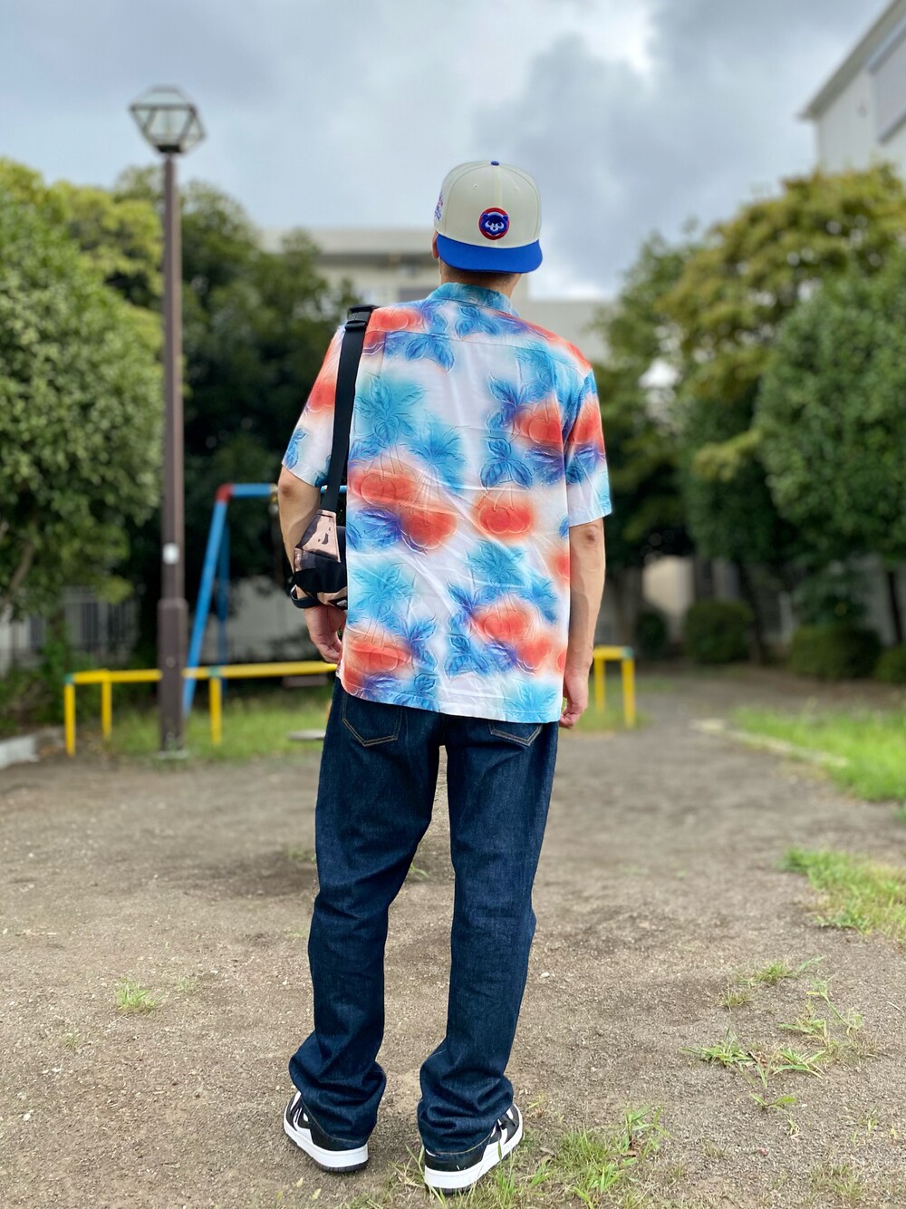 「スニーカー、スニーカーコーデ、デニム、デニムパンツ、シャツ、シャツスタイル、シュプリーム、supreme、ストリート、ストリートコーデ、カジュアル、カジュアルコーデ、シンプル、シンプルコーデ、大人カジュアル」｜「NEW ERAの59FIFTY Retro Collection シカゴ・カブス（キャップ、ブルー系）」を使った、skbさん（メンズ・175cm）の夏コーディネートの1枚目の写真