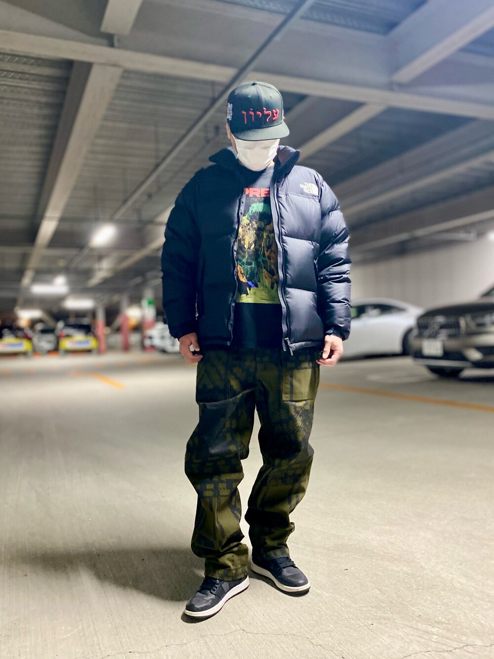 「スニーカー、スニーカーコーデ、ワイドパンツ、Tシャツ、ダウンジャケット、キャップ、シュプリーム、supreme、ストリート、ストリートコーデ、カジュアル、カジュアルコーデ、シンプル、シンプルコーデ、大人カジュアル」｜「Supreme の23FW Hebrew New Era®（キャップ、ブラック系）」を使った、skbさん（メンズ・175cm）の冬コーディネートの1枚目の写真