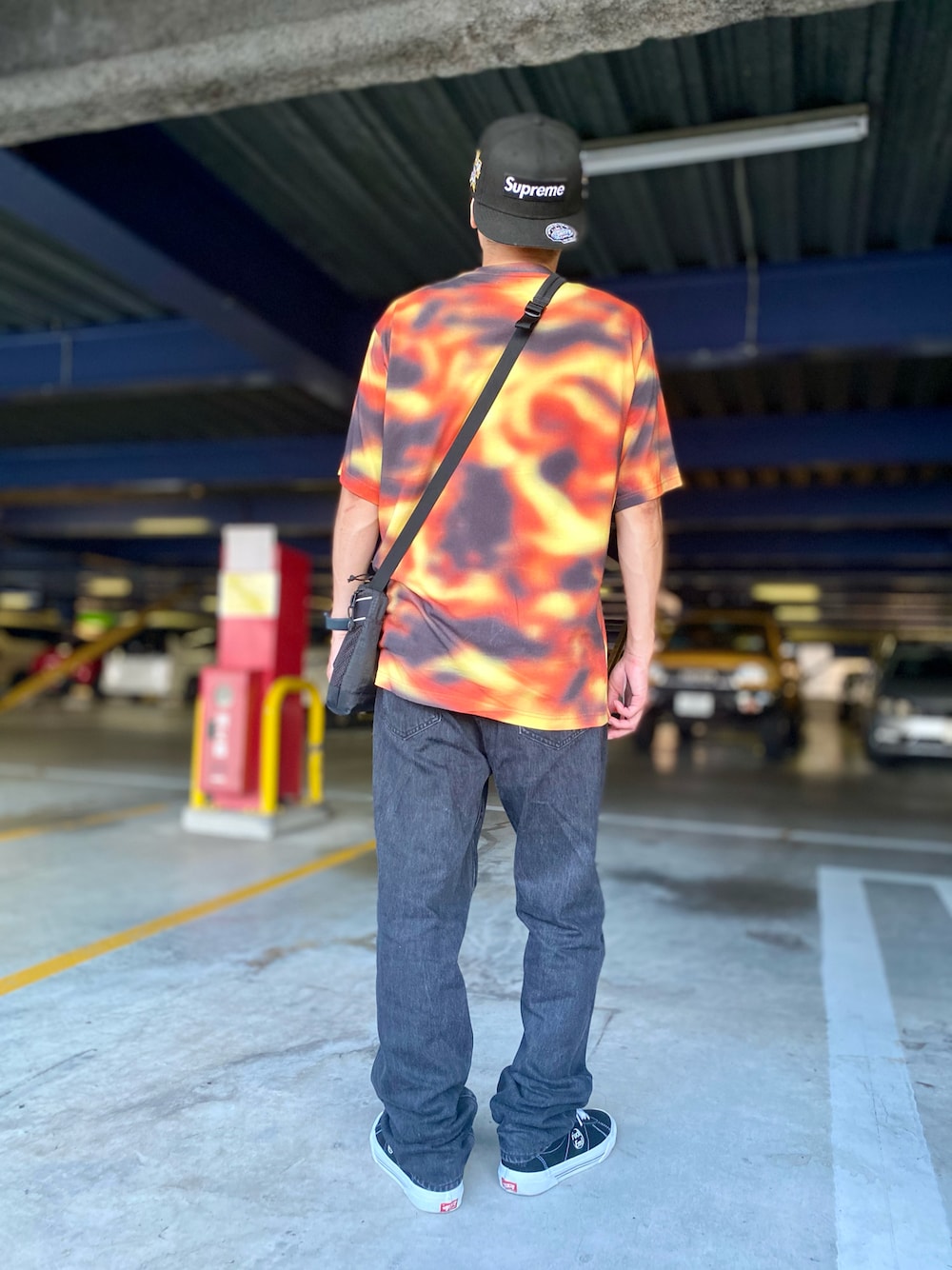 「スニーカー、デニム、デニムパンツ、Tシャツ、キャップ、ストリート、ストリートコーデ、カジュアル、カジュアルコーデ、シンプル、シンプルコーデ、オトナカジュアル、supreme、シュプリーム、ブラックデニム」｜「Supreme の23FW Championships Box Logo New Era®（キャップ、ブラック系）」を使った、skbさん（メンズ・175cm）の秋コーディネートの1枚目の写真