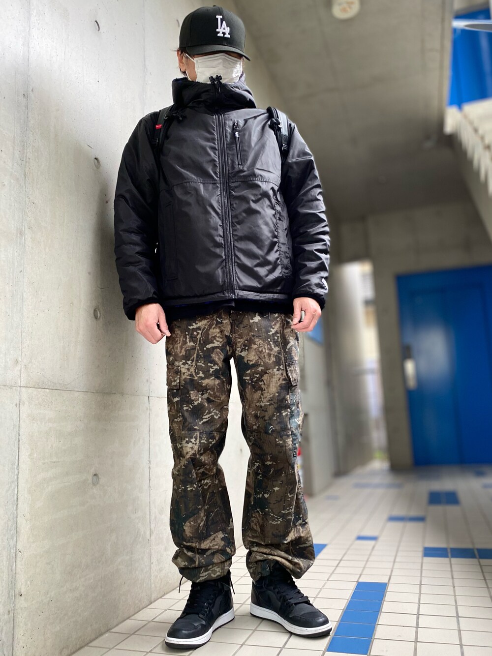 「スニーカー、カーゴパンツ、パーカー、キャップ、supreme、シュプリーム、ストリート、カジュアル、ストリートMIX、大人コーデ、ストリートコーデ、ストリートファッション、ストリート系、ストリートカジュアル、ストリートスタイル」｜「NEW ERAの59fifty（キャップ、ブラック系）」を使った、skbさん（メンズ・175cm）の冬コーディネートの1枚目の写真