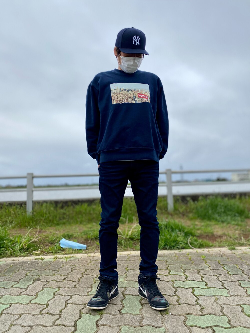 「ごきげんウィーク、スニーカー、スニーカーコーデ、デニム、デニムパンツ、キャップ、supreme、シュプリーム、ストリート、ストリートコーデ、休日スタイル、シンプルスタイル、オトナカジュアル、スキニーデニム、カジュアル」｜「NEW ERAのアイテム（キャップ、ブルー系）」を使った、skbさん（メンズ・175cm）の春コーディネートの1枚目の写真