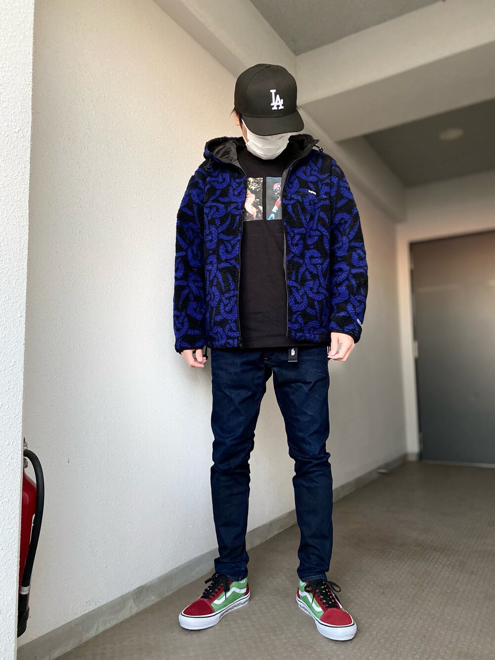 「スニーカー、デニム、Tシャツ、パーカー、キャップ、oldskool、supreme、シュプリーム、ストリート、今日のコーデ、スニーカーコーデ、カジュアル、休日スタイル、ストリートコーデ、冬コーデ」｜「NEW ERAの59fifty（キャップ、ブラック系）」を使った、skbさん（メンズ・175cm）の秋コーディネートの1枚目の写真
