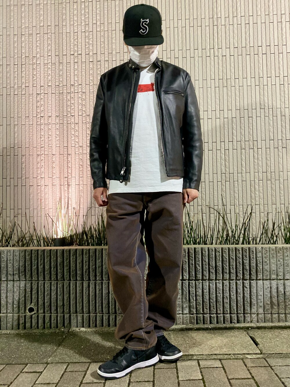 「スニーカー、スニーカーコーデ、デニム、デニムパンツ、Tシャツ、ライダース、キャップ、シュプリーム、supreme、ストリート、ストリートコーデ、カジュアル、カジュアルコーデ、シンプル、シンプルコーデ」｜「Supreme のS Logo New Era®（キャップ、ブラック系）」を使った、skbさん（メンズ・175cm）の春コーディネートの1枚目の写真