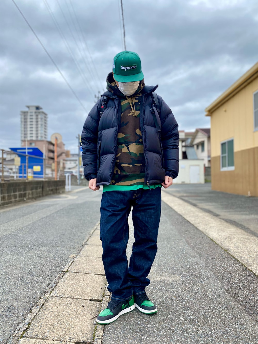 「スニーカー、私の推しブランド、スニーカーコーデ、デニム、デニムパンツ、パーカー、ダウンジャケット、キャップ、supreme、シュプリーム、ストリート、ストリートコーデ、シンプル、カジュアル、カジュアルコーデ」｜「Supreme の22FW Money Box Logo New Era®（キャップ、グリーン系）」を使った、skbさん（メンズ・175cm）の冬コーディネートの1枚目の写真