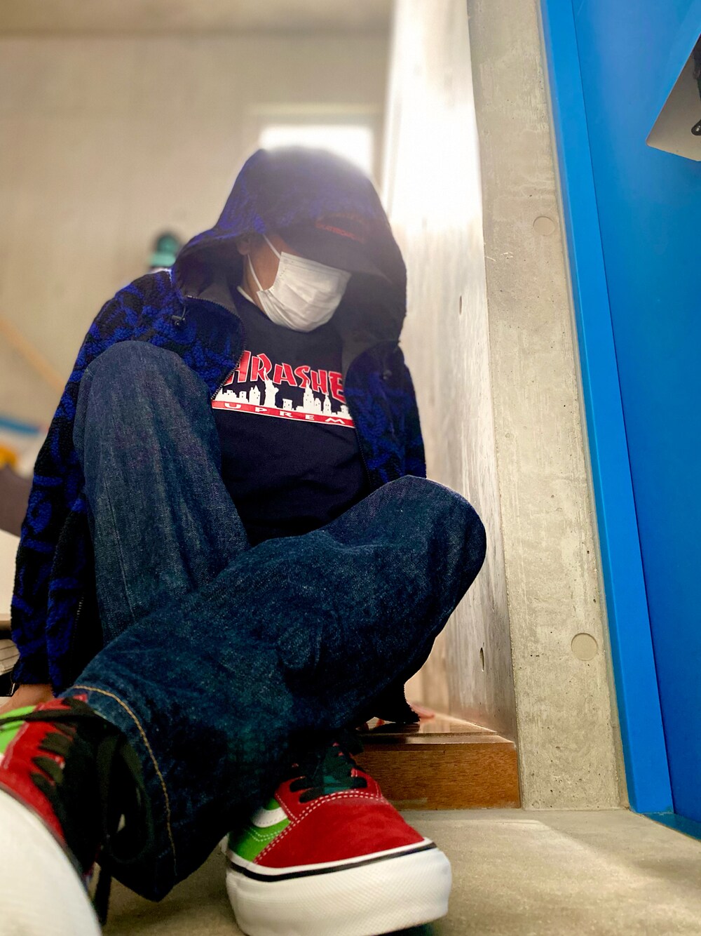 「スニーカー、スニーカーコーデ、デニム、デニムパンツ、Tシャツ、キャップ、ボアジャケット、パーカー、ストリート、シュプリーム、supreme、今日のコーデ、休日スタイル、カジュアル、シンプル」｜「Supreme の12FW 5-Pocket Heavy Canvas Pant（デニムパンツ、ブルー系）」を使った、skbさん（メンズ・175cm）の冬コーディネートの1枚目の写真