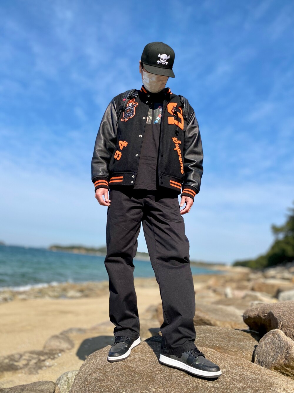 「スニーカー、スニーカーコーデ、ワークパンツ、Tシャツ、スタジャン、キャップ、シュプリーム、supreme、ストリート、休日スタイル、シンプルコーデ、今日のコーデ、きれいめカジュアル、ストリートコーデ、ワイドパンツ」｜「Supreme の21SS Skull New Era（キャップ、ブラック系）」を使った、skbさん（メンズ・175cm）の冬コーディネートの1枚目の写真