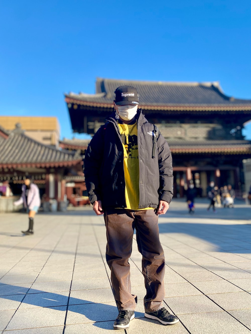 「スニーカー、スニーカーコーデ、デニム、デニムパンツ、Tシャツ、マウンテンダウンジャケット、キャップ、シュプリーム、supreme、ストリート、ストリートコーデ、カジュアル、カジュアルコーデ、シンプル、シンプルコーデ」｜「Supreme の23FW Championships Box Logo New Era®（キャップ、ブラック系）」を使った、skbさん（メンズ・175cm）の冬コーディネートの1枚目の写真