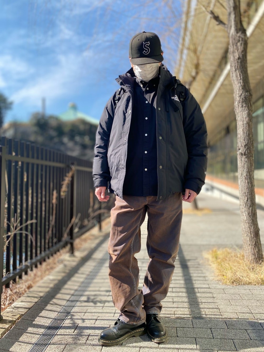 「ブーツ、ブーツスタイル、デニム、デニムパンツ、シャツスタイル、シャツ、キャップ、シュプリーム、supreme、ストリート、ストリートコーデ、カジュアル、カジュアルコーデ、シンプル、シンプルコーデ」｜「Supreme のS Logo New Era®（キャップ、ブラック系）」を使った、skbさん（メンズ・175cm）の冬コーディネートの1枚目の写真