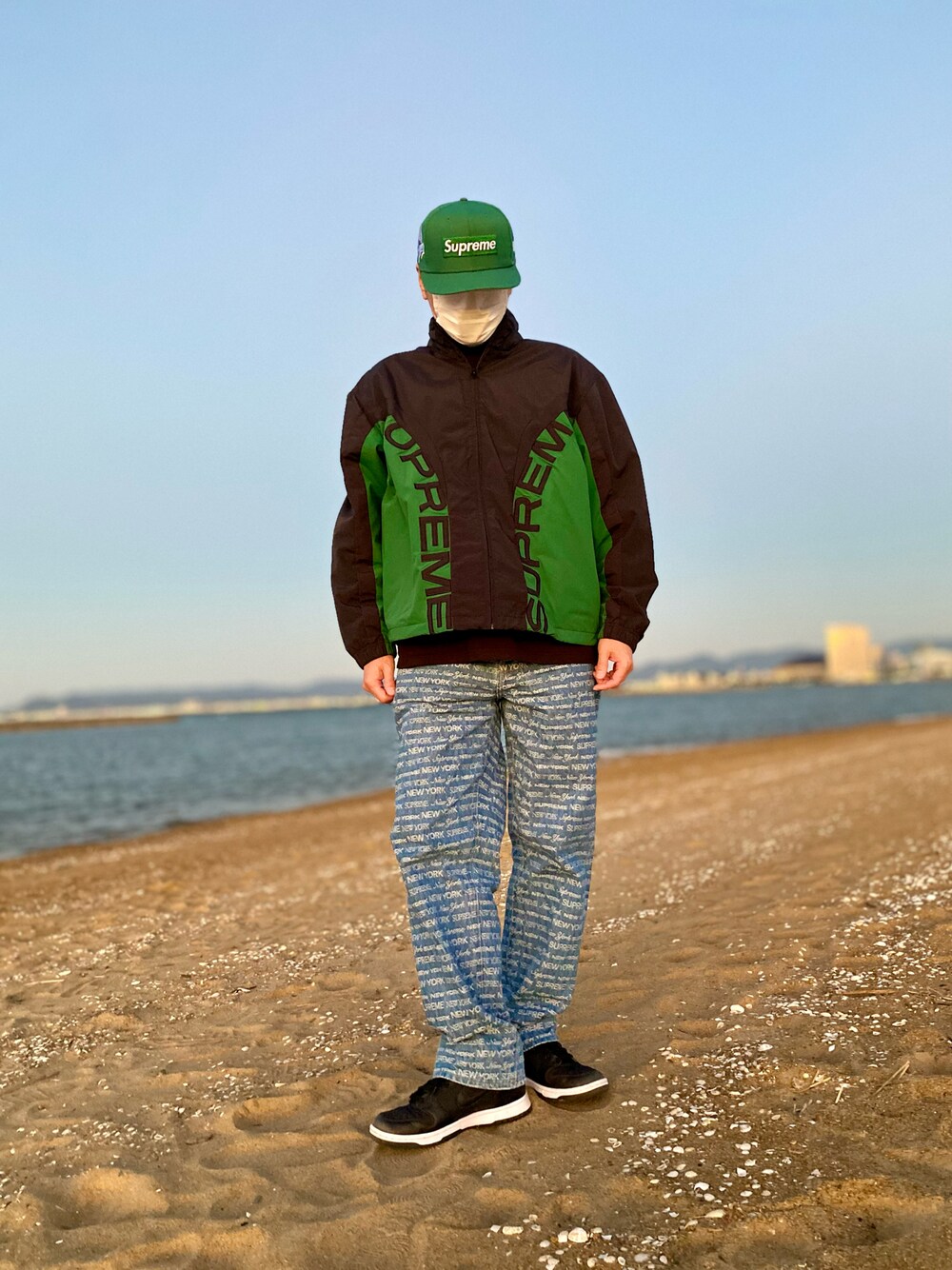 「スニーカー、スニーカーコーデ、デニム、デニムパンツ、トラックジャケット、ブルゾン、キャップ、シュプリーム、supreme、ストリート、ストリートコーデ、カジュアル、カジュアルコーデ、シンプル、シンプルコーデ」｜「Supreme の22FW Money Box Logo New Era®（キャップ、グリーン系）」を使った、skbさん（メンズ・175cm）の秋コーディネートの1枚目の写真