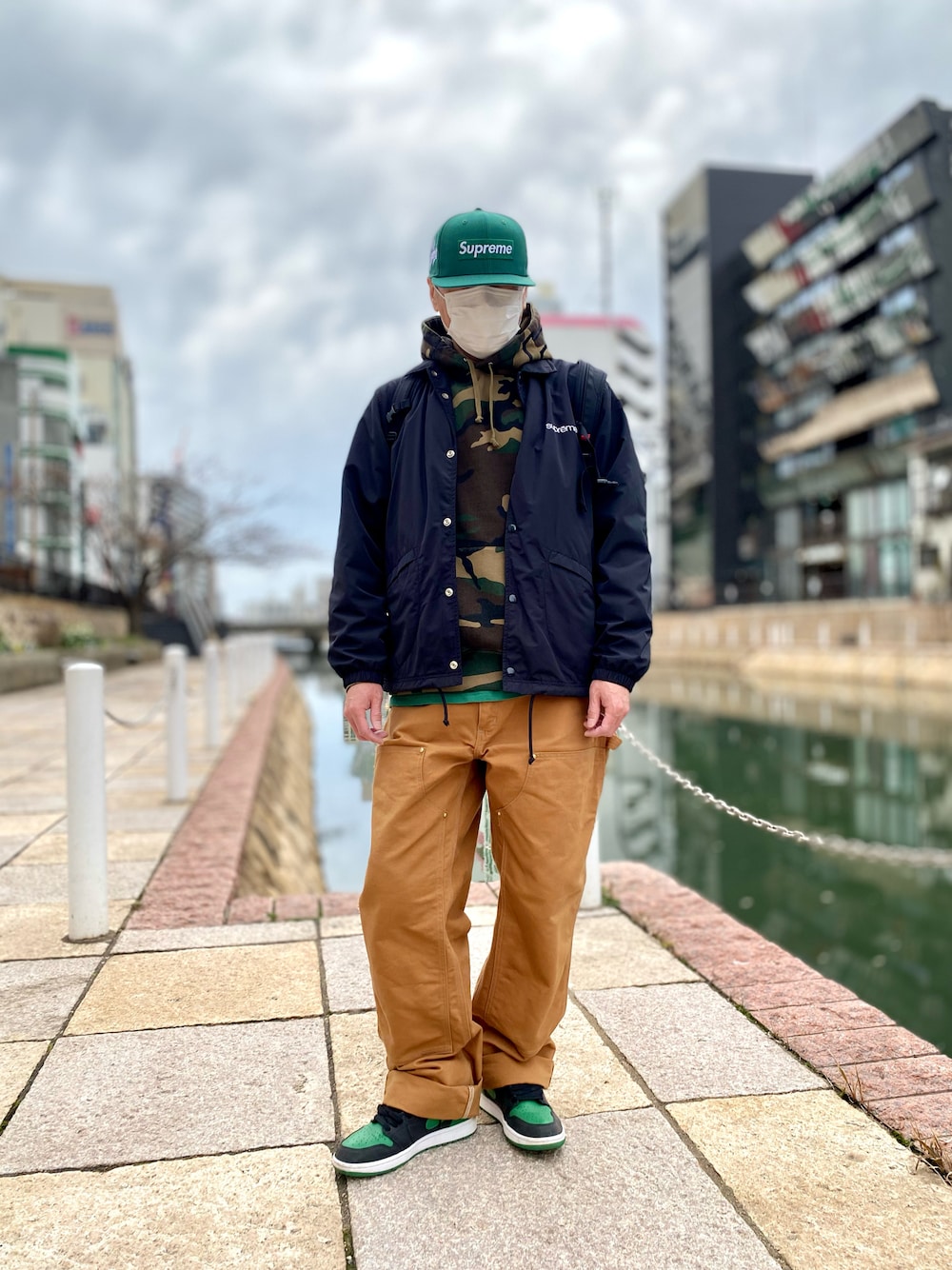 「スニーカー、スニーカーコーデ、ペインターパンツ、パーカー、コーチジャケット、キャップ、シュプリーム、supreme、ストリート、ストリートコーデ、シンプル、シンプルコーデ、カジュアル、カジュアルコーデ、オトナカジュアル」｜「Supreme の22FW Money Box Logo New Era®（キャップ、グリーン系）」を使った、skbさん（メンズ・175cm）の冬コーディネートの1枚目の写真