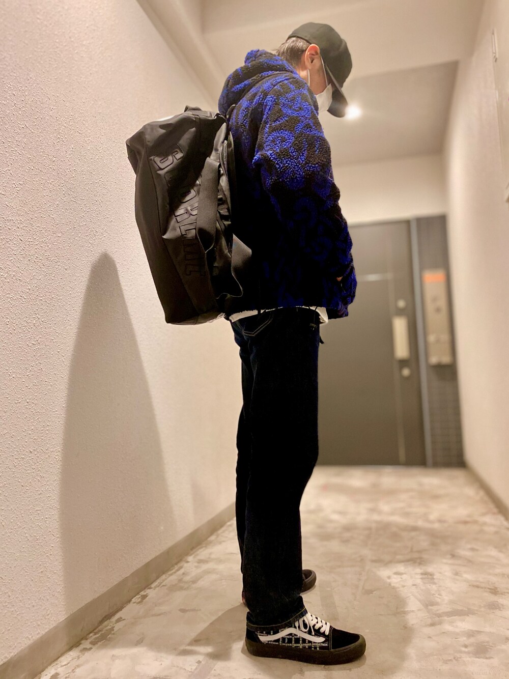 「スニーカー、スニーカーコーデ、デニム、デニムパンツ、ボア、ボアジャケット、キャップ、シュプリーム、supreme、THE NORTH FACE、ストリート、ストリートコーデ、カジュアル、私の推しブランド、大人カジュアル」｜「NEW ERAの59fifty（キャップ、ブラック系）」を使った、skbさん（メンズ・175cm）の冬コーディネートの1枚目の写真