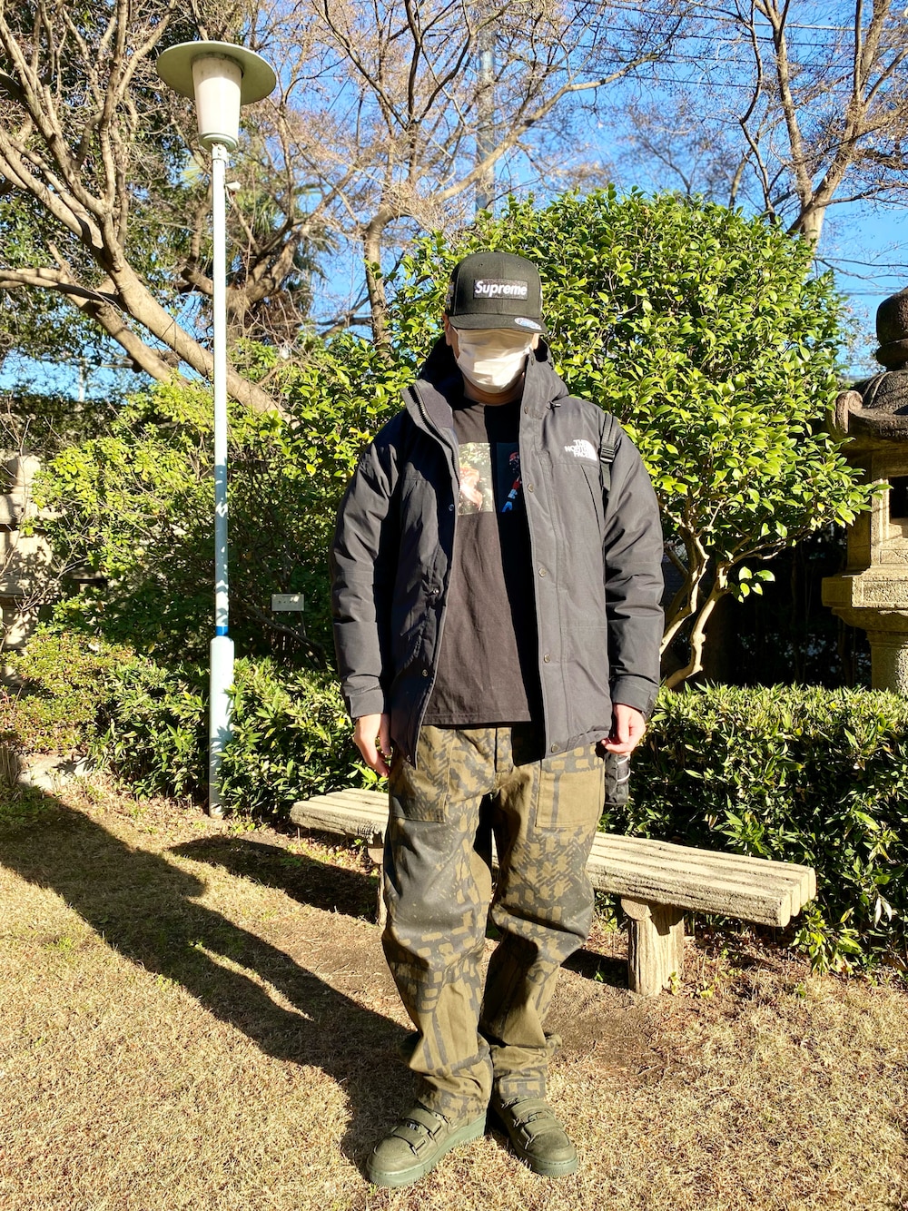 「スニーカー、スニーカーコーデ、ワイドパンツ、Tシャツ、マウンテンダウンジャケット、キャップ、シュプリーム、supreme、ストリート、ストリートコーデ、カジュアル、カジュアルコーデ、シンプル、シンプルコーデ、オトナカジュアル」｜「Supreme の23FW Championships Box Logo New Era®（キャップ、ブラック系）」を使った、skbさん（メンズ・175cm）の冬コーディネートの1枚目の写真