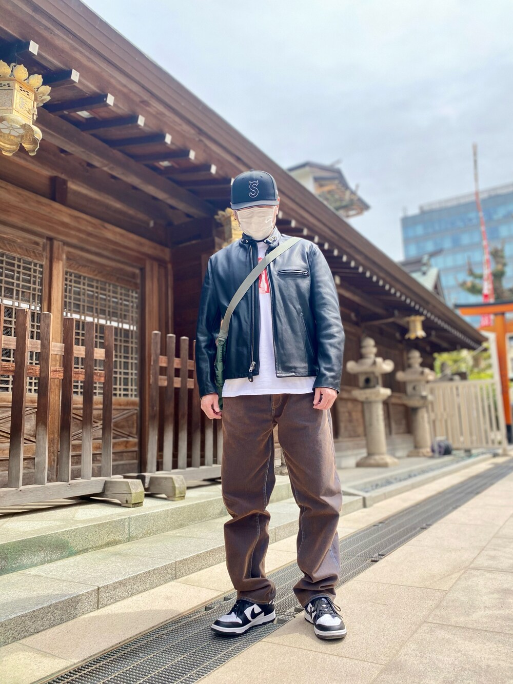 「スニーカー、スニーカーコーデ、デニム、デニムパンツ、Tシャツ、ライダース、キャップ、supreme、シュプリーム、ストリート、ストリートコーデ、シンプル、シンプルコーデ、カジュアル、カジュアルコーデ」｜「Supreme のS Logo New Era®（キャップ、ブラック系）」を使った、skbさん（メンズ・175cm）の春コーディネートの1枚目の写真