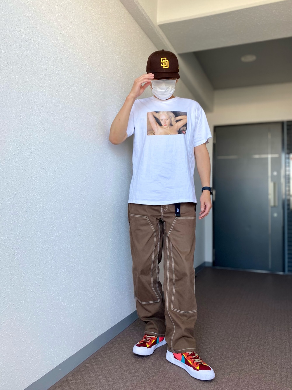 「スニーカー、スニーカーコーデ、ダブルニー、Tシャツ、キャップ、シュプリーム、supreme、ストリート、ストリートコーデ、大人カジュアル、夏コーデ、シンプルコーデ、カジュアル、シンプル、大人コーデ」｜「NEW ERAの59FIFTY MLBオンフィールド サンディエゴ・パドレス ゲーム（キャップ、ブラウン系）」を使った、skbさん（メンズ・175cm）の夏コーディネートの1枚目の写真