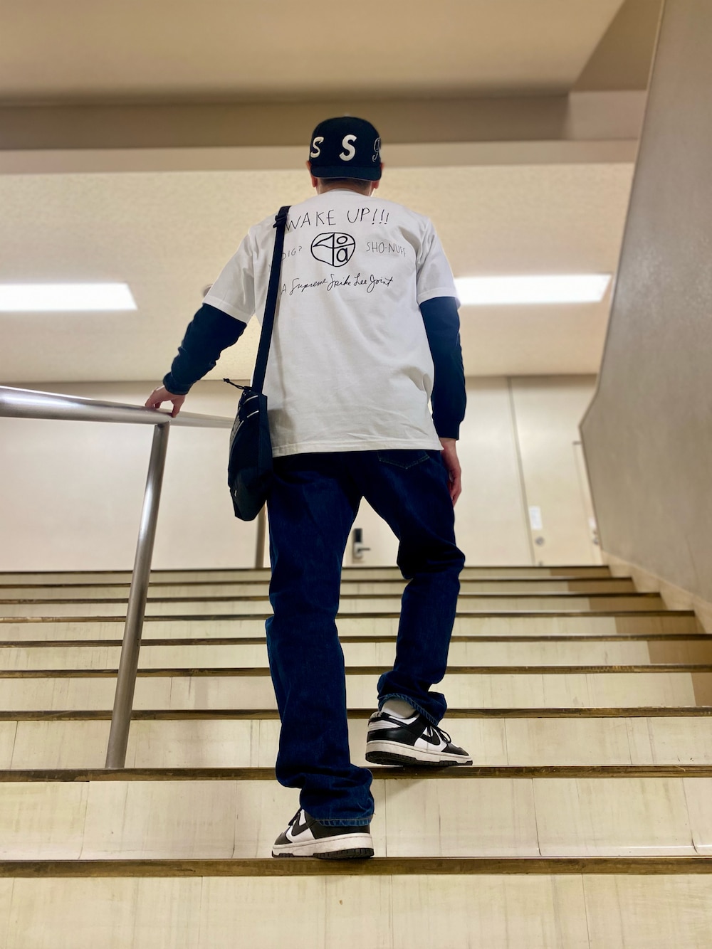 「スニーカー、デニム、デニムパンツ、Tシャツ、キャップ、ストリート、ストリートコーデ、カジュアル、カジュアルコーデ、シンプル、シンプルコーデ、大人カジュアル、supreme、休日スタイル、プリントT」｜「Supreme のMulti S Logo New Era®（キャップ、ブラック系）」を使った、skbさん（メンズ・175cm）の春コーディネートの1枚目の写真