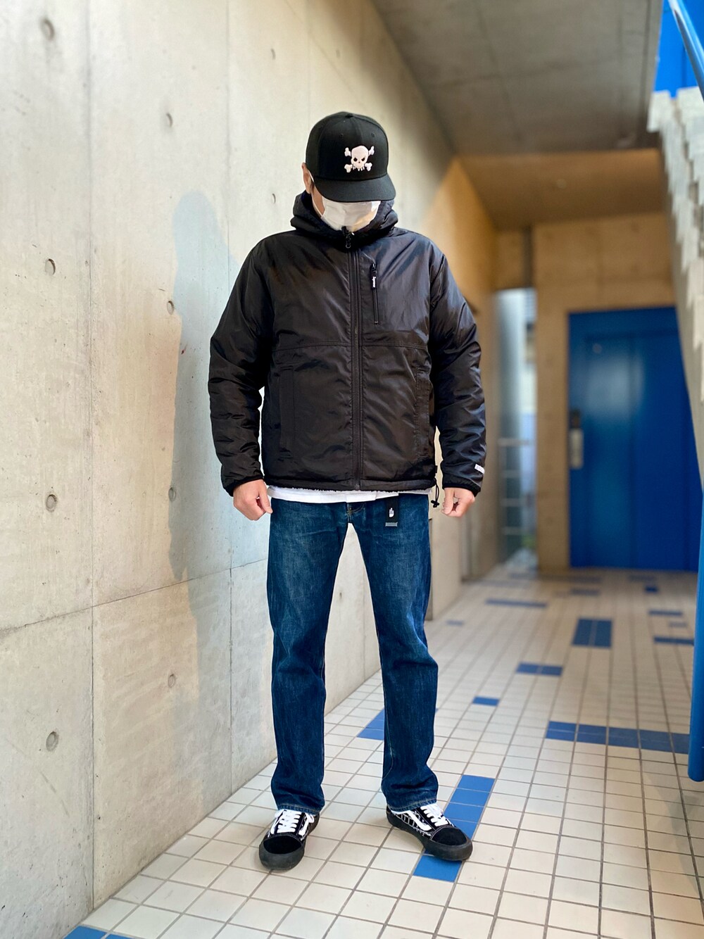 「スニーカー、スニーカーコーデ、デニム、デニムパンツ、パーカー、キャップ、supreme、シュプリーム、ストリート、大人コーデ、カジュアルコーデ、アメカジ、大人カジュアル、今日のコーデ、ストリートコーデ」｜「Supreme の21SS Skull New Era（キャップ、ブラック系）」を使った、skbさん（メンズ・175cm）の冬コーディネートの1枚目の写真