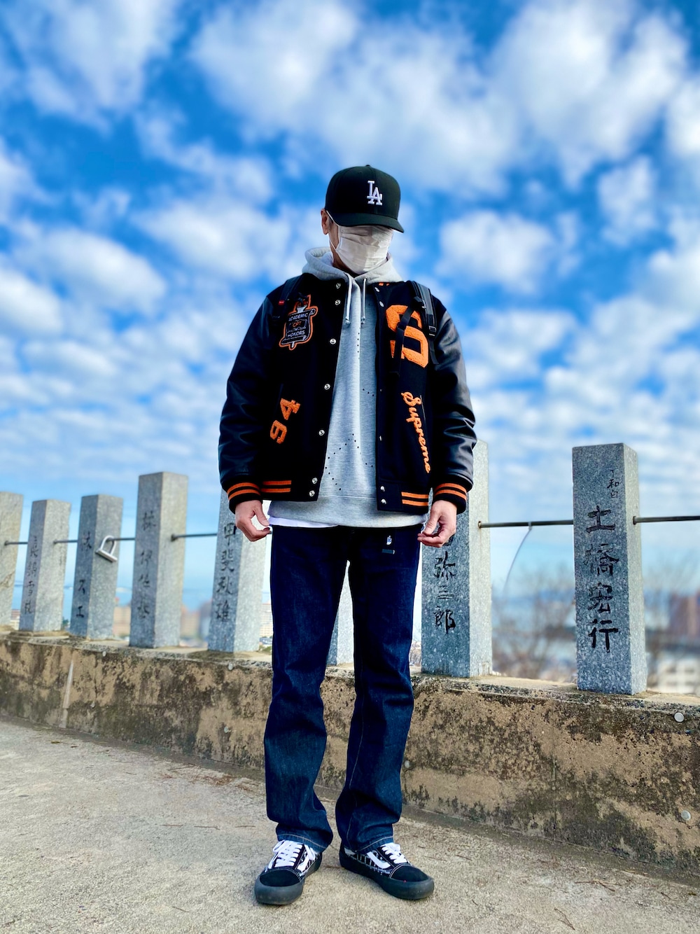 「スニーカー、スニーカーコーデ、デニム、デニムパンツ、パーカー、スタジャン、キャップ、supreme、シュプリーム、ストリート、ストリートコーデ、私の推しブランド、休日スタイル、カジュアル、カジュアルコーデ」｜「NEW ERAの59fifty（キャップ、ブラック系）」を使った、skbさん（メンズ・175cm）の冬コーディネートの1枚目の写真