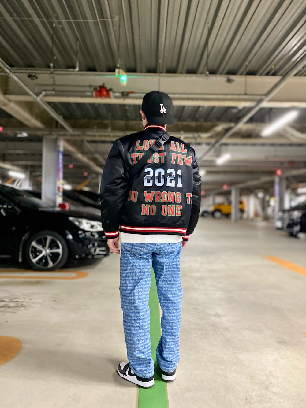 「スニーカー、スニーカーコーデ、デニム、デニムパンツ、ヴァーシティージャケット、キャップ、Tシャツ、シュプリーム、supreme、ストリート、ストリートコーデ、カジュアル、カジュアルコーデ、シンプル、シンプルコーデ」｜「NEW ERAの59fifty（キャップ、ブラック系）」を使った、skbさん（メンズ・175cm）の春コーディネートの1枚目の写真
