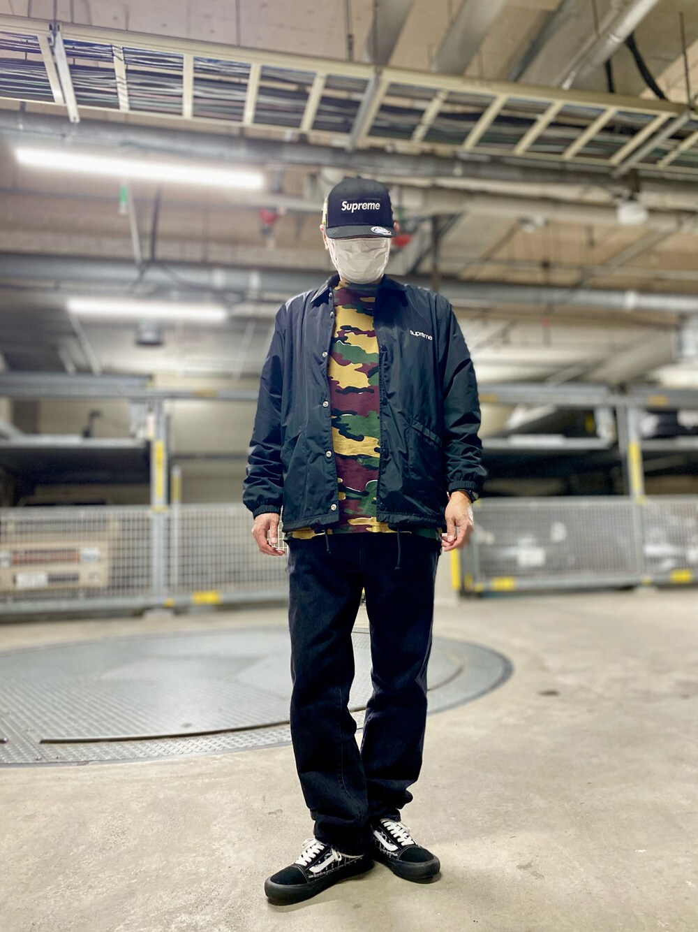 「スニーカー、スニーカーコーデ、デニム、デニムパンツ、Tシャツ、コーチジャケット、キャップ、シュプリーム、supreme、ストリート、ストリートコーデ、カジュアル、カジュアルコーデ、シンプル、シンプルコーデ」｜「Supreme の23FW Championships Box Logo New Era®（キャップ、ブラック系）」を使った、skbさん（メンズ・175cm）の冬コーディネートの1枚目の写真