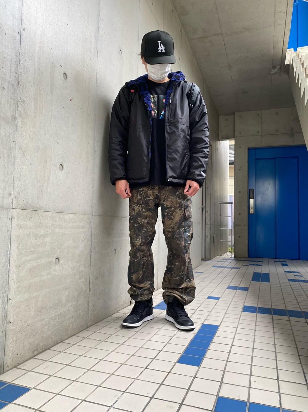 「スニーカー、スニーカーコーデ、カーゴパンツ、Tシャツ、ボアジャケット、ボア、キャップ、supreme、シュプリーム、ストリート、オトナカジュアル、秋冬コーデ、カジュアルコーデ、ボアブルゾン」｜「NEW ERAの59fifty（キャップ、ブラック系）」を使った、skbさん（メンズ・175cm）の冬コーディネートの1枚目の写真