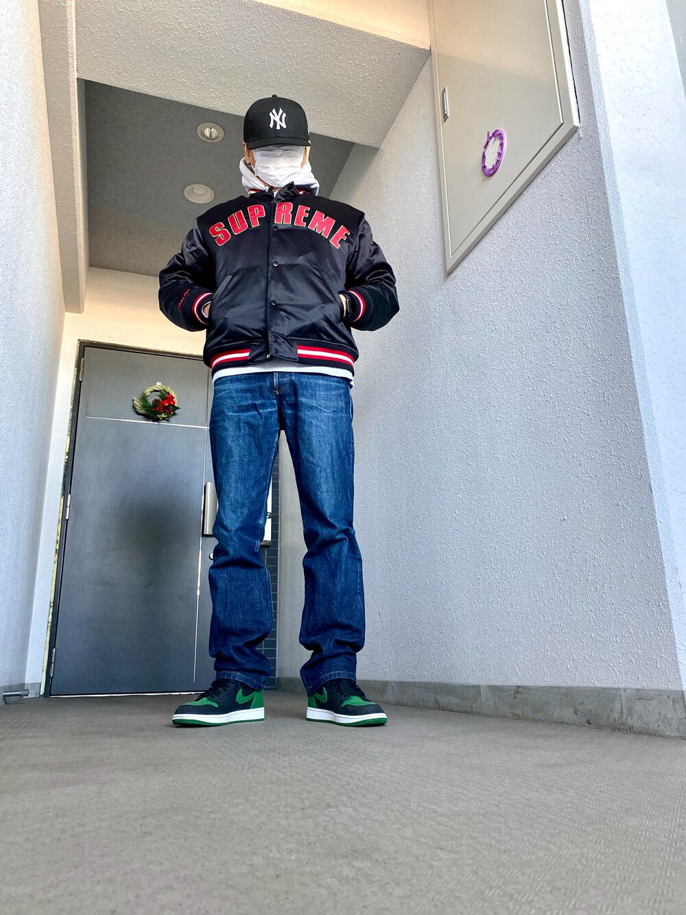 「スニーカー、スニーカーコーデ、デニム、スタジャン、キャップ、パーカー、supreme、シュプリーム、ストリート、休日コーデ、カジュアル、大人カジュアル、冬、大人コーデ、デニムパンツ」｜「NEW ERAのアイテム（キャップ、ブラック系）」を使った、skbさん（メンズ・175cm）の冬コーディネートの1枚目の写真