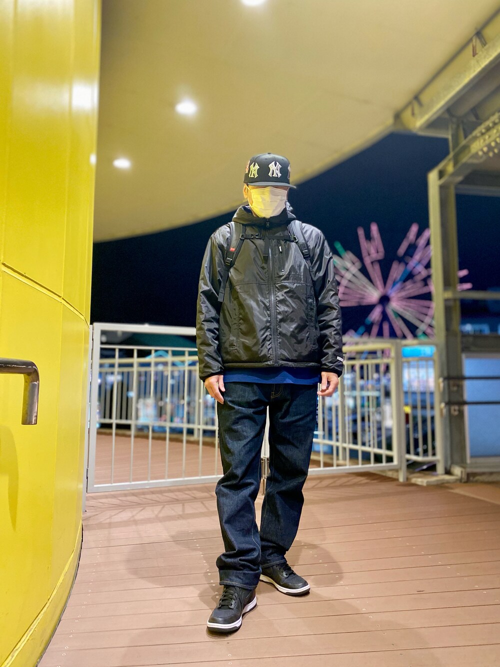 「スニーカー、スニーカーコーデ、デニム、デニムパンツ、パーカー、キャップ、supreme、シュプリーム、ストリート、ストリートコーデ、カジュアル、カジュアルコーデ、シンプル、シンプルコーデ、大人カジュアル」｜「Supreme のNew York Yankees™  Kanji New Era®（キャップ、ブラック系）」を使った、skbさん（メンズ・175cm）の冬コーディネートの1枚目の写真