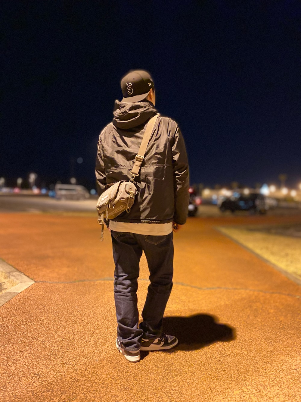 「スニーカー、スニーカーコーデ、デニム、デニムパンツ、パーカー、キャップ、supreme、シュプリーム、ストリート、ストリートコーデ、カジュアル、カジュアルコーデ、シンプル、シンプルコーデ、オトナカジュアル」｜「Supreme のS Logo New Era®（キャップ、ブラック系）」を使った、skbさん（メンズ・175cm）の春コーディネートの1枚目の写真