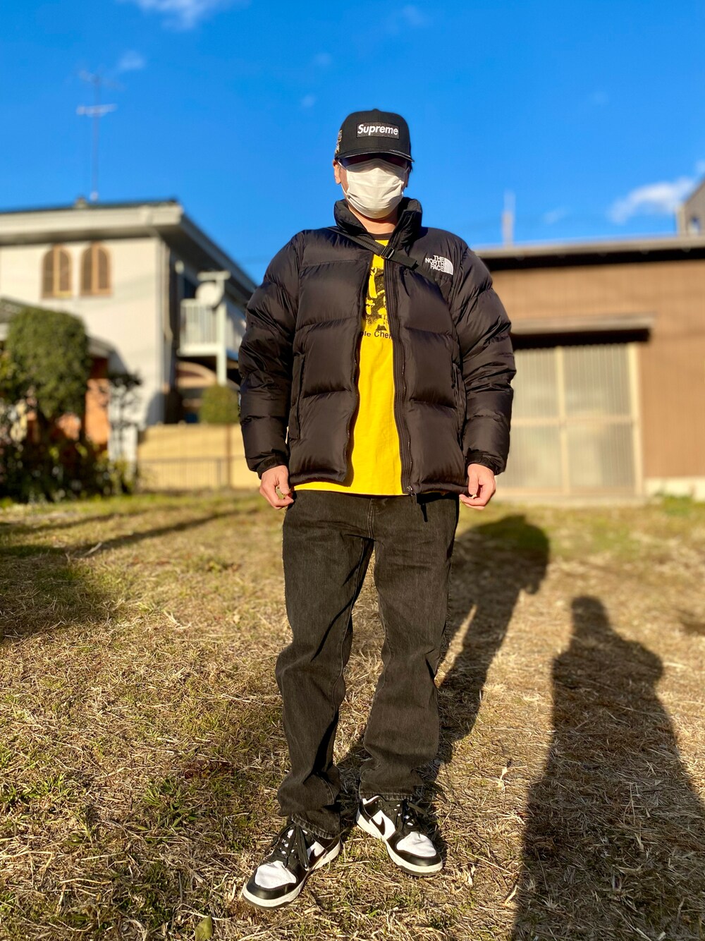 「スニーカー、スニーカーコーデ、デニム、デニムパンツ、Tシャツ、ダウンジャケット、キャップ、シュプリーム、supreme、ストリート、ストリートコーデ、カジュアル、カジュアルコーデ、シンプル、シンプルコーデ」｜「Supreme の23FW Championships Box Logo New Era®（キャップ、ブラック系）」を使った、skbさん（メンズ・175cm）の冬コーディネートの1枚目の写真
