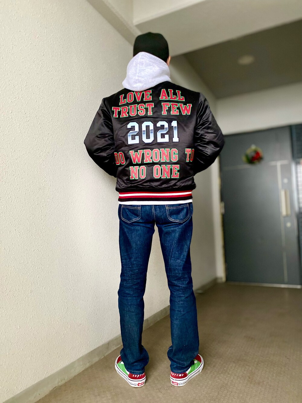 「スニーカー、スニーカーコーデ、デニム、デニムパンツ、スタジャン、パーカー、キャップ、supreme、シュプリーム、ストリート、ストリートコーデ、冬コーデ、カジュアル、シンプル、大人コーデ」｜「NEW ERAのアイテム（キャップ、ブラック系）」を使った、skbさん（メンズ・175cm）の冬コーディネートの1枚目の写真