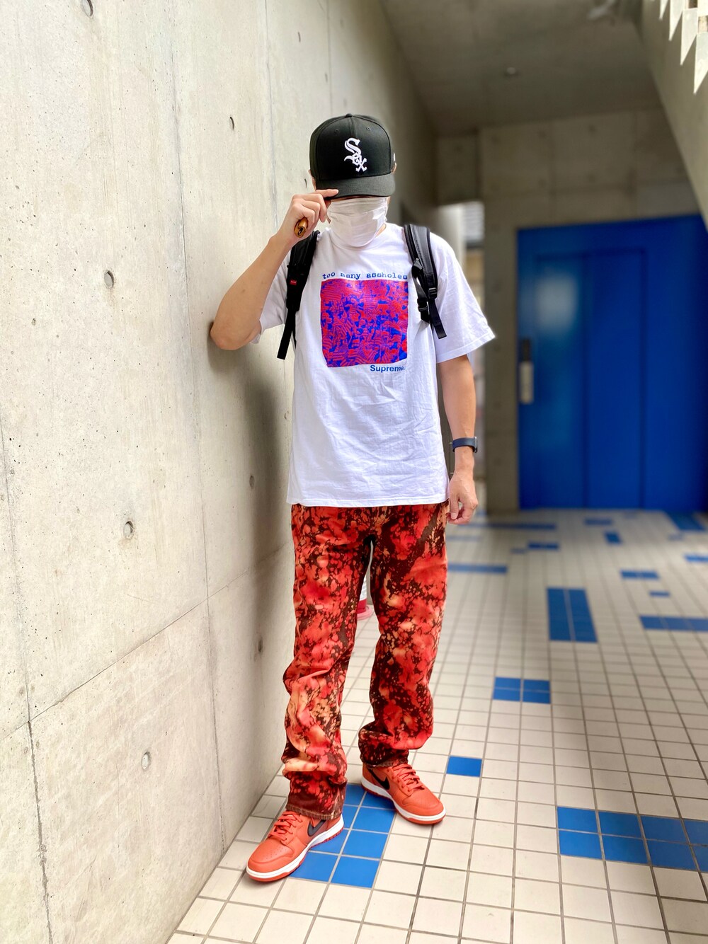 「スニーカー、スニーカーコーデ、デニム、デニムパンツ、カラーパンツ、Tシャツ、キャップ、supreme、シュプリーム、ストリート、ストリートコーデ、シンプル、シンプルコーデ、カジュアル、カジュアルコーデ」｜「NEW ERAのPre - Curved 59FIFTY（キャップ、ブラック系）」を使った、skbさん（メンズ・175cm）の夏コーディネートの1枚目の写真