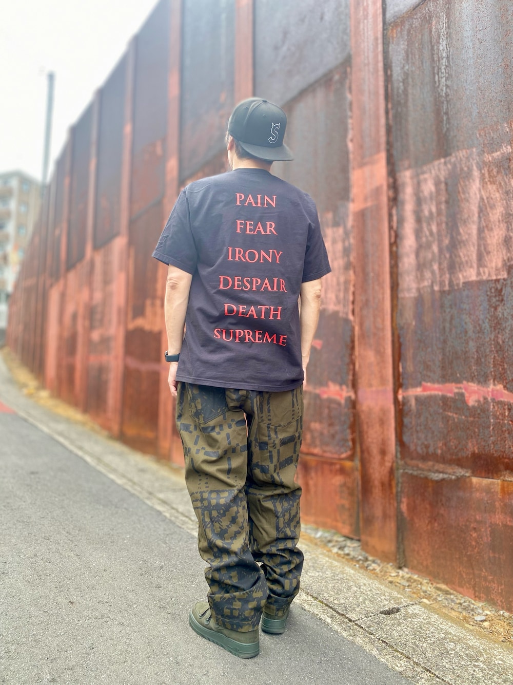 「スニーカー、スニーカーコーデ、ワークパンツ、Tシャツ、キャップ、supreme、シュプリーム、ストリート、ストリートコーデ、カジュアル、カジュアルコーデ、シンプル、シンプルコーデ、オトナカジュアル、休日コーデ」｜「Supreme のS Logo New Era®（キャップ、ブラック系）」を使った、skbさん（メンズ・175cm）の春コーディネートの1枚目の写真