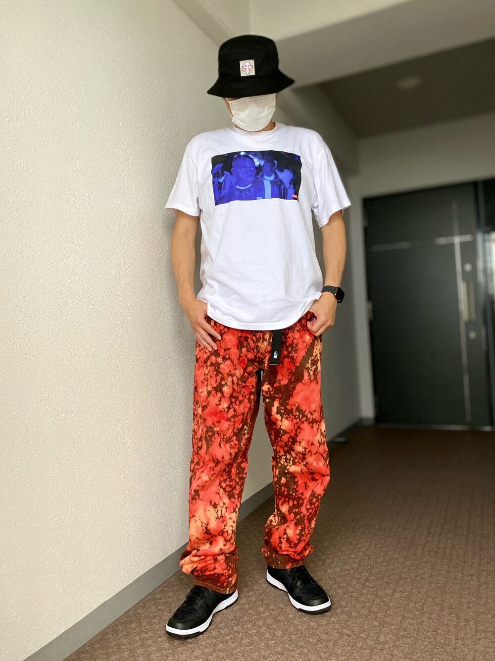 「スニーカー、スニーカーコーデ、デニム、デニムパンツ、Tシャツ、バケットハット、supreme、シュプリーム、NIKE、ストリート、ストリートコーデ、シンプル、休日コーデ、カジュアル、カジュアルコーデ」｜「NEW ERAのバケット01 ERIC ELMS エリック・エルムズ キルロイ ブラック（ハット、ブラック系）」を使った、skbさん（メンズ・175cm）の夏コーディネートの1枚目の写真