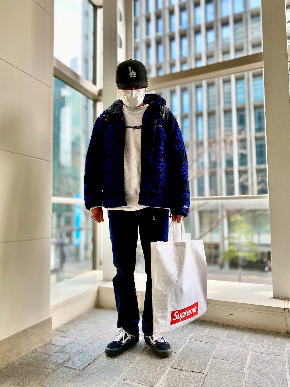 「スニーカー、スニーカーコーデ、デニム、デニムパンツ、トレーナー、ラフ、ボア、キャップ、supreme、シュプリーム、ストリート、大人カジュアル、カジュアル、シンプルコーデ、冬コーデ」｜「NEW ERAの59fifty（キャップ、ブラック系）」を使った、skbさん（メンズ・175cm）の冬コーディネートの1枚目の写真