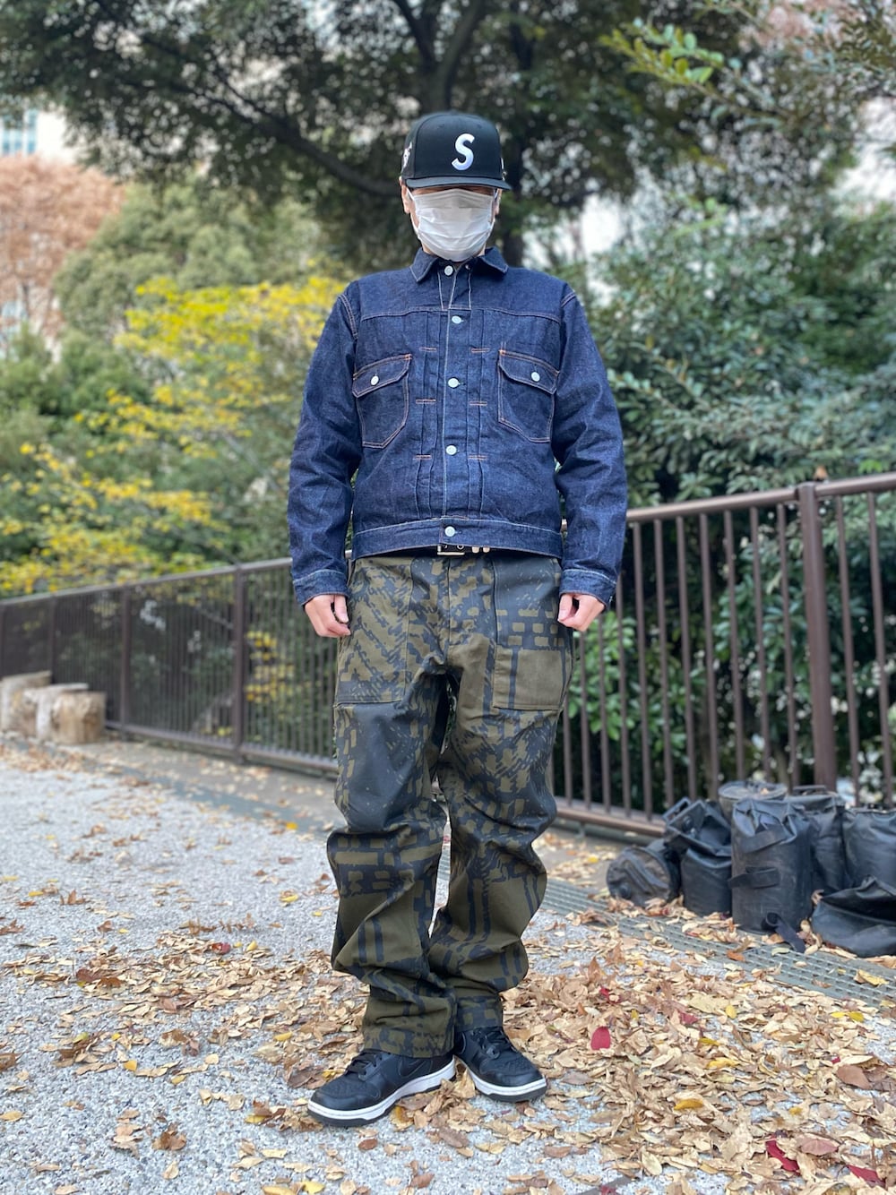 「スニーカー、スニーカーコーデ、デニム、デニムジャケット、デニムコーデ、キャップ、ストリート、ストリートコーデ、カジュアル、カジュアルコーデ、オトナカジュアル、ストリートファッション、ストリートカジュアル、シンプル、シンプルコーデ」｜「Supreme のScrew Ball S Logo New Era®（キャップ、ブラック系）」を使った、skbさん（メンズ・175cm）の冬コーディネートの1枚目の写真