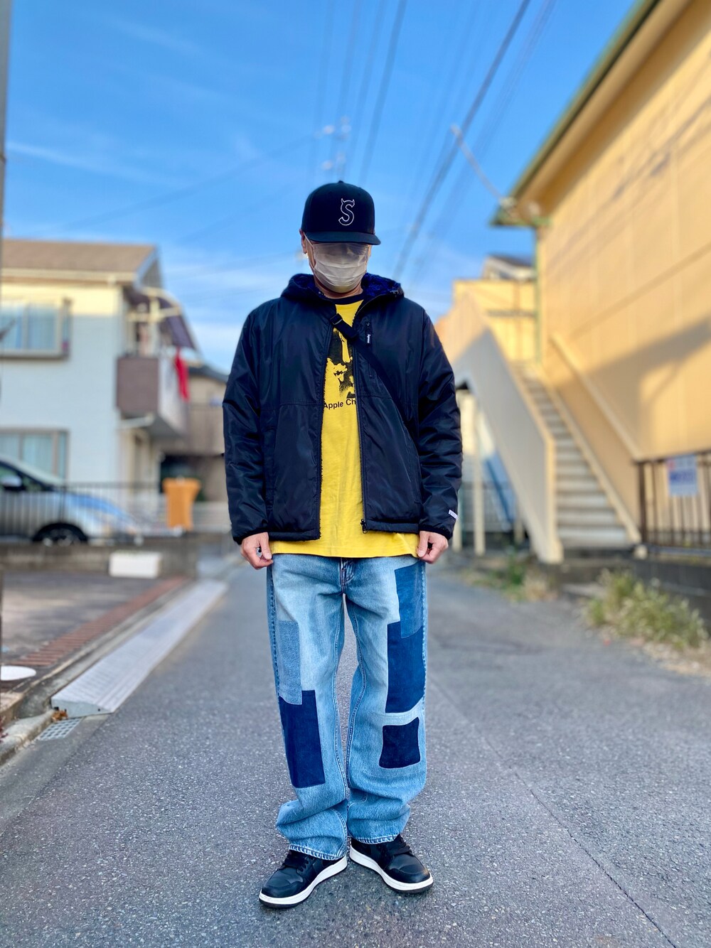 「スニーカー、スニーカーコーデ、デニム、デニムパンツ、Tシャツ、パーカー、キャップ、シュプリーム、supreme、ストリート、ストリートコーデ、カジュアル、カジュアルコーデ、シンプル、シンプルコーデ」｜「Supreme のS Logo New Era®（キャップ、ブラック系）」を使った、skbさん（メンズ・175cm）の冬コーディネートの1枚目の写真