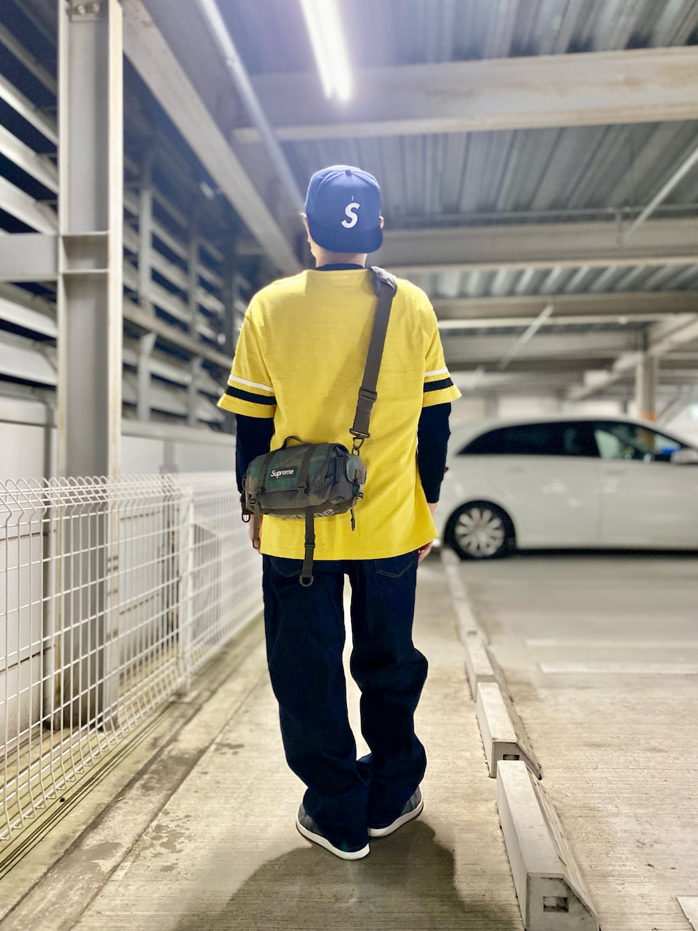 「スニーカー、スニーカーコーデ、デニム、デニムパンツ、Tシャツ、キャップ、シュプリーム、supreme、ストリート、ストリートコーデ、カジュアル、カジュアルコーデ、シンプル、シンプルコーデ、オトナカジュアル」｜「Supreme の24SS Gold Cross S Logo New Era®（キャップ、ブルー系）」を使った、skbさん（メンズ・175cm）の春コーディネートの1枚目の写真