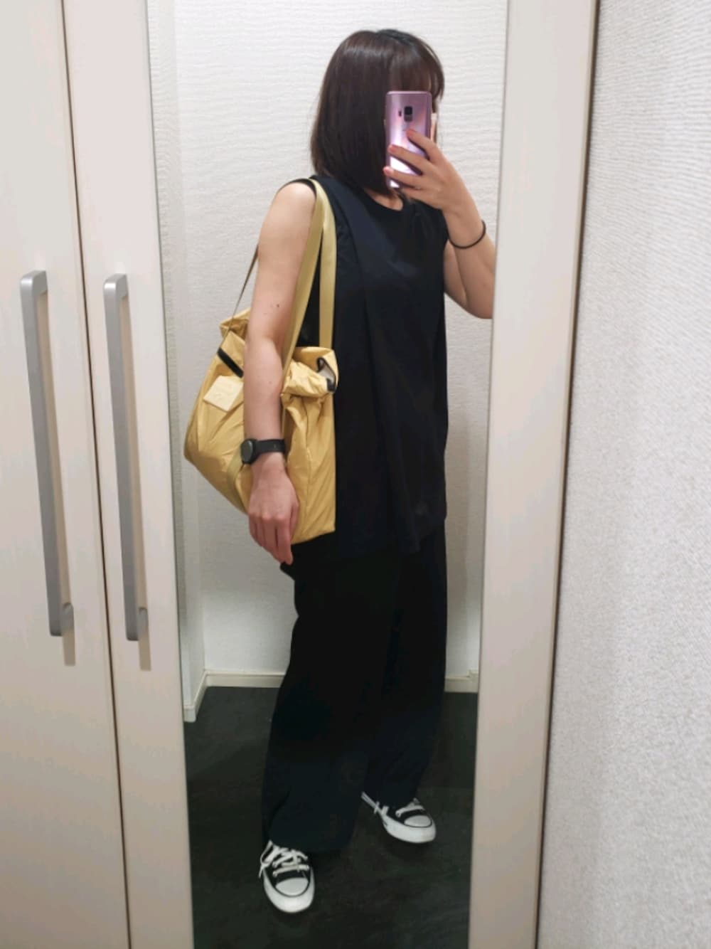 ブラック系のTシャツ/カットソー、ブラック系のパンツ、ブラック系のスニーカーを着用したレディースの夏コーディネートの1枚目の写真