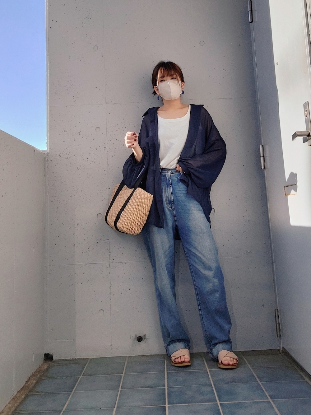 ブルー系のシャツ/ブラウス、ブルー系のデニムパンツ、ベージュ系のサンダルを着用したレディースの夏コーディネートの1枚目の写真