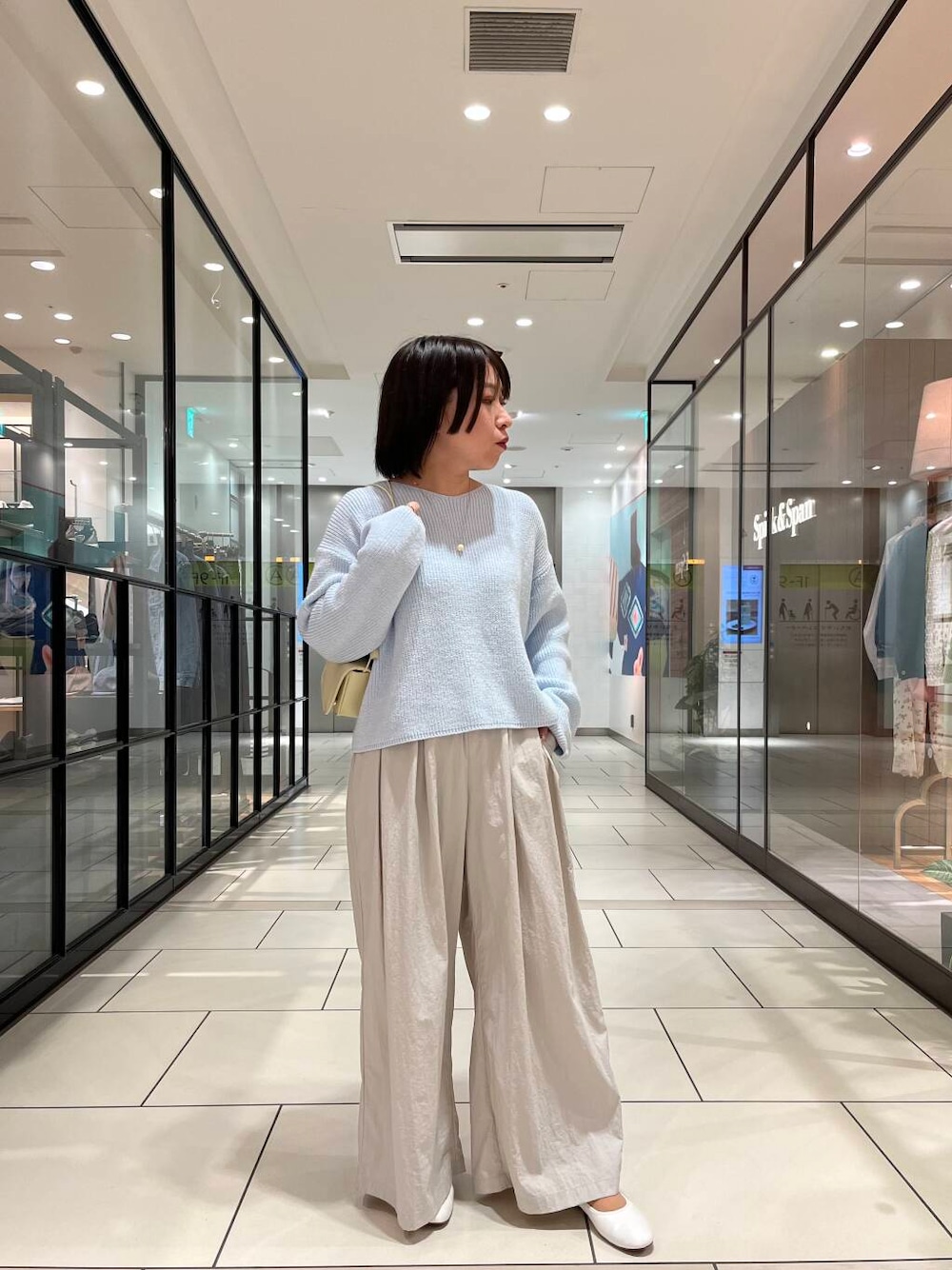 「アーバンリサーチ、大人カジュアル、URBANRESEARCH、低身長、春、newarrival、30代、ショートヘア、着映えカラーニットコーデ、urbanresearchキラリナ京王吉祥寺」｜「ITTIの『別注』ITTI×URBAN RESEARCH　MICHELLE ERRAND POUCH（ショルダーバッグ、ホワイト系）」を使った、megさん（レディース・153cm）の春コーディネートの1枚目の写真