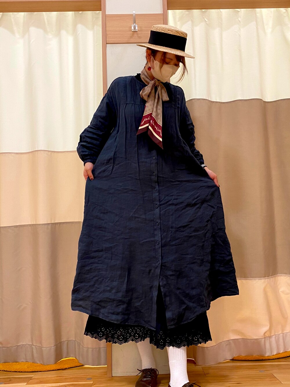 「Samansa Mos2、SM2、ナチュラルスタイル、ナチュラル、カンカン帽、春コーデ、レイヤードスタイル、スカーフ、ワンピース、着回しコーデ、シンプル」｜「Samansa Mos2の太リボンカンカン帽（ハット、ブラック系）」を使った、🌻かねこ🌻さん（レディース・167cm）の春コーディネートの1枚目の写真