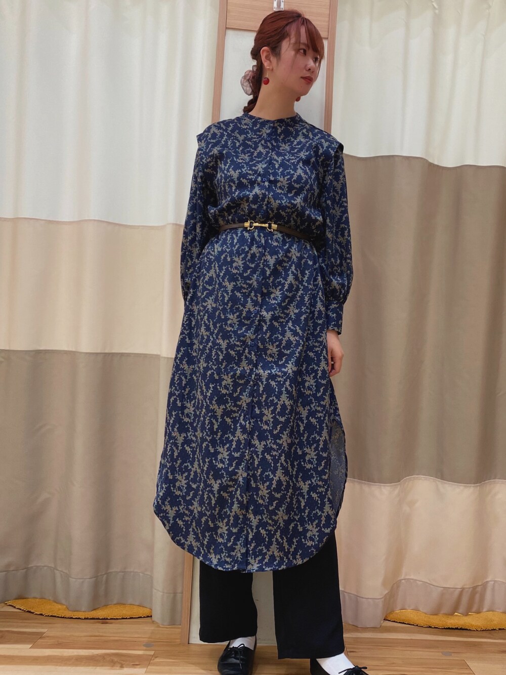 「出勤コーデ、Samansa Mos2 blue、花柄ワンピース、花柄、春夏コーデ」｜「Samansa Mos2 blueのドット花柄ワンピース（ワンピース、ブルー系）」を使った、🌻かねこ🌻さん（レディース・167cm）の春コーディネートの1枚目の写真