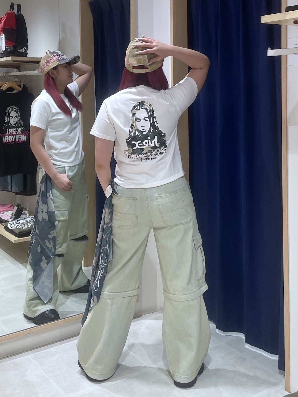 ホワイト系のTシャツ/カットソー、ブルー系のデニムパンツ、その他のキャップを着用したレディースの夏コーディネートの1枚目の写真