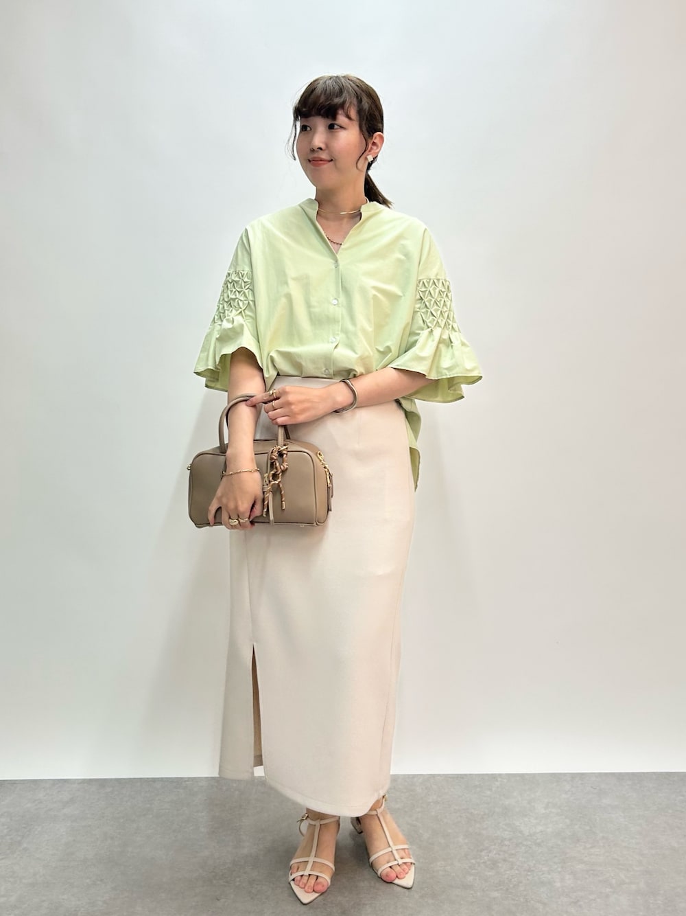「レイヤードスタイル、サンダル、夏コーデ、大人可愛い、夏服、今日のコーデ、シンプルスタイル、楽チンコーデ、30代コーデ、大人かわいい、カジュアルガーリー、オトナ女子、大人コーデ、カラーコーデ、大人カジュアルコーデ」｜「un dix corsの《美シルエットの高見えアイテム》スリットダンボールナロースカート（スカート、ベージュ系）」を使った、なのさん（レディース・162cm）の夏コーディネートの1枚目の写真