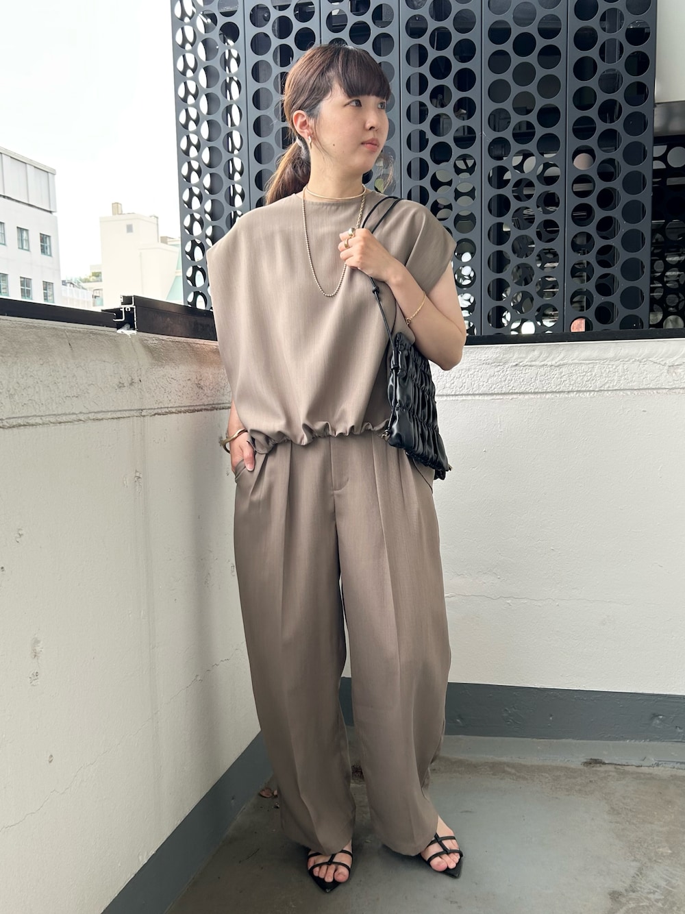 「セットアップ、セットアップスタイル、セットアップコーデ、大人カジュアル、大人コーデ、大人女子、大人かわいい、大人ガーリー、大人可愛い、大人ファッション、大人カジュアルコーデ、通勤コーデ、通勤スタイル、オンオフ兼用、30代コーデ」｜「EVOLの【EVOL(イーボル)】ポインテッドストラップサンダル（サンダル、ブラック系）」を使った、なのさん（レディース・162cm）の春コーディネートの1枚目の写真