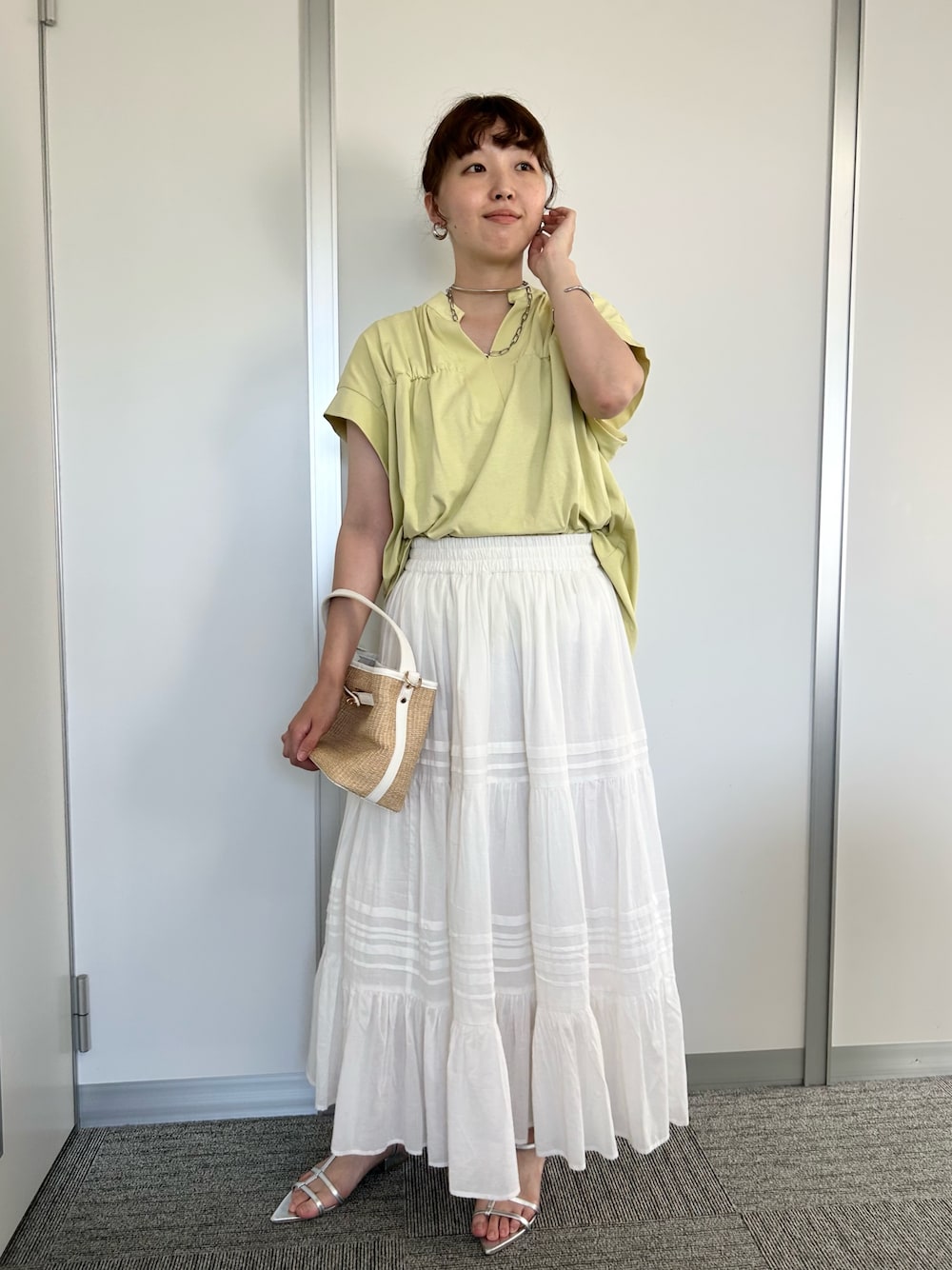 「オトナ女子、お出かけコーデ、夏ファッション、夏服コーデ、夏コーデ、夏服、きれいめコーデ、楽チンコーデ、カジュアルコーデ、おしゃれさんと繋がりたい、大人ガーリー、レディースファッション、デートコーデ、フリル」｜「EVOLの【EVOL(イーボル)】ポインテッドストラップサンダル（サンダル、シルバー系）」を使った、なのさん（レディース・162cm）の夏コーディネートの1枚目の写真