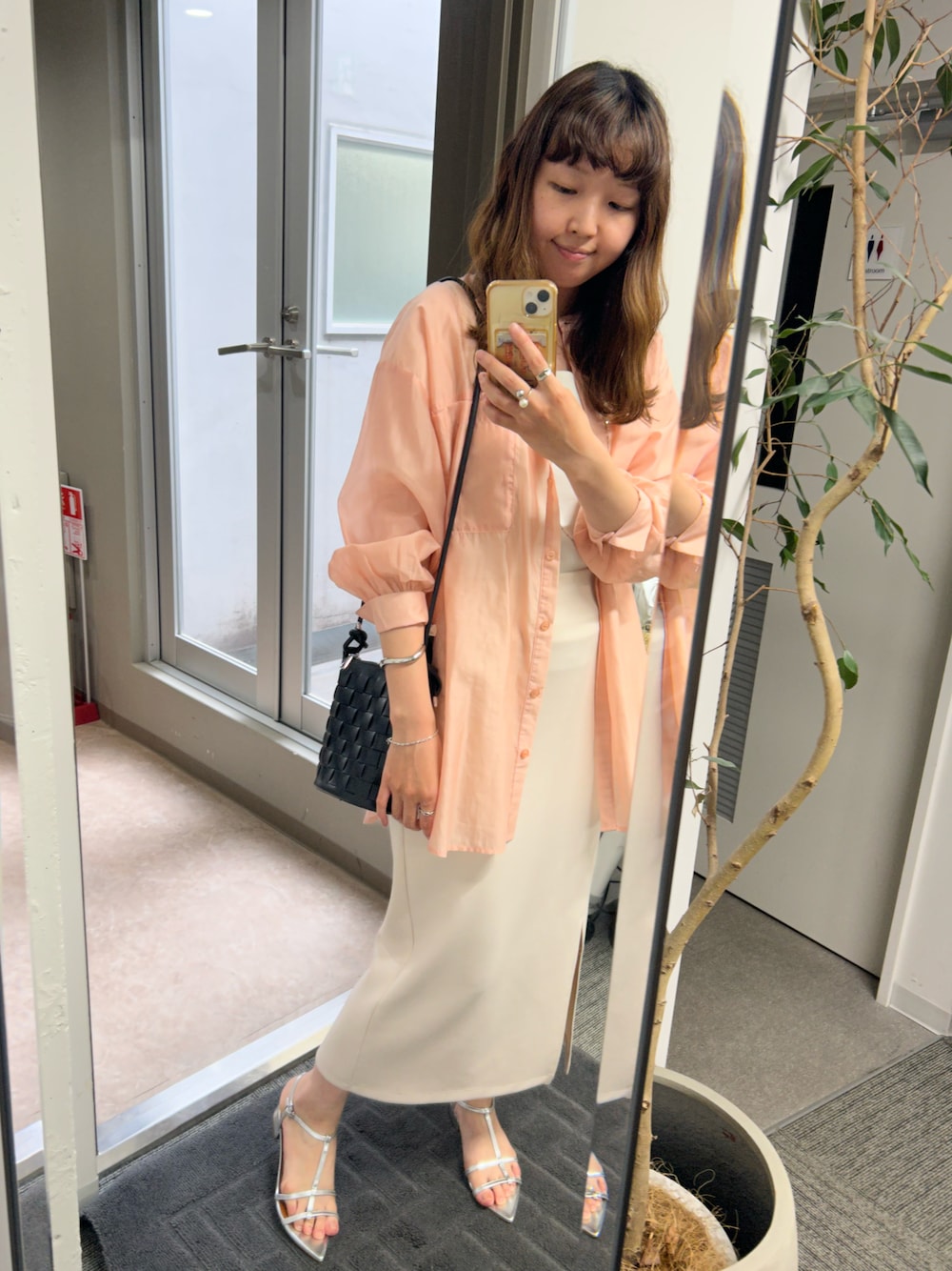 「ショルダーバッグ、シャツスタイル、大人コーデ、大人女子、大人かわいい、大人ガーリー、大人可愛い、大人ファッション、オフィスカジュアル、オフィススタイル、オフィスコーデ、オンオフ兼用、ピンクシャツ、サンダル、サンダルコーデ」｜「EVOLの【EVOL(イーボル)】ポインテッドストラップサンダル（サンダル、シルバー系）」を使った、なのさん（レディース・162cm）の春コーディネートの1枚目の写真
